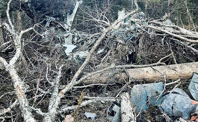 На фото: место авиакатастрофы самолета Ан-26 в районе горы Хребтовая на Хехцирском хребте.