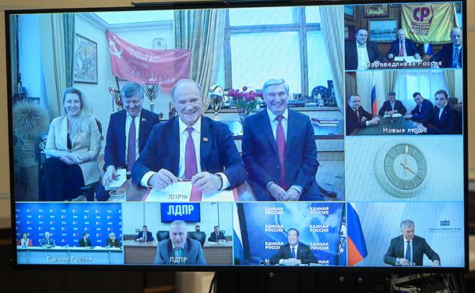 На фото: трансляция встречи руководителей политических партий РФ с президентом России Владимиром Путины в режиме видеоконференции