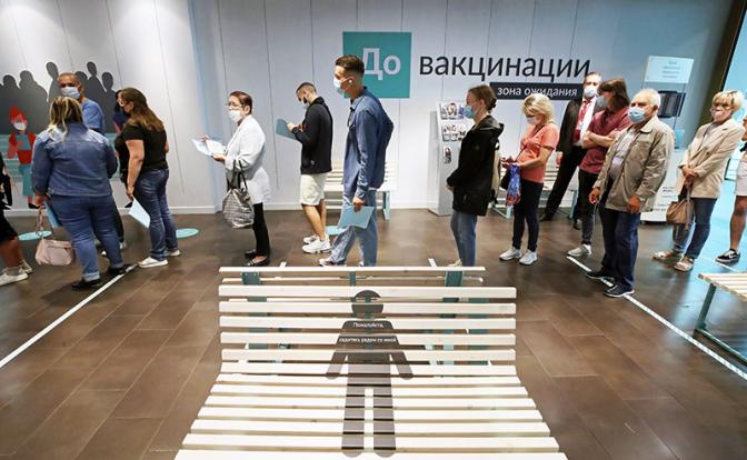 Названа доля россиян, готовых вакцинироваться ради отпуска