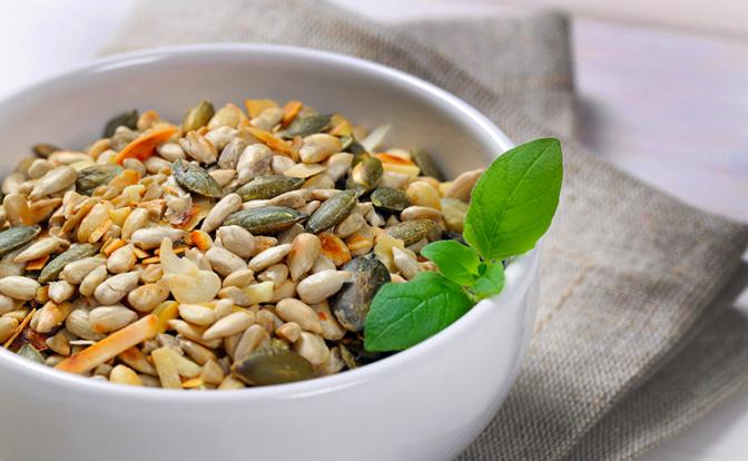 Диетолог рассказала о пользе и вреде семечек