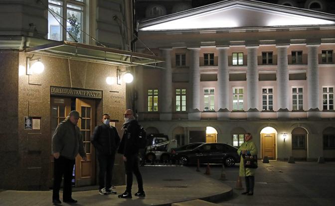 На фото: у здания Государственного академического Большого театра
