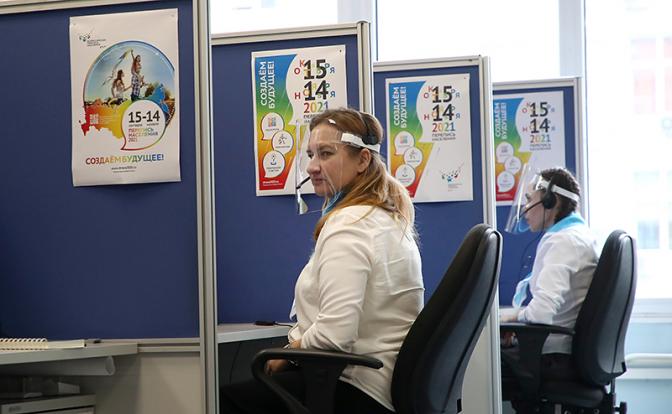 На фото: операторы сall-центра горячей линии Всероссийской переписи населения (ВПН) во время работы