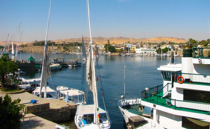 На фото: круизный корабль во время очередной остановки для экскурсии.