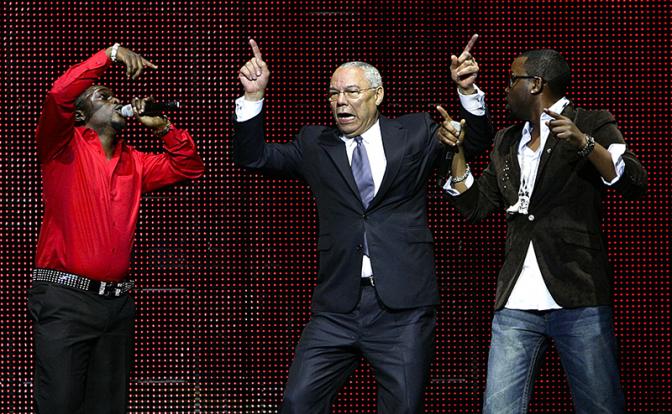 На фото: Колин Пауэлл (в центре) танцует на сцене с Олу Майнтейн (слева) на фестивале Africa Rising в Королевском Альберт-Холле в Лондоне, 2008 год.