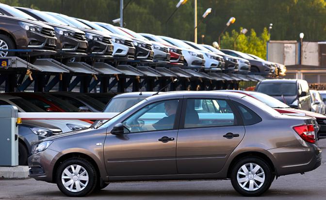 На фото: автомобили LADA Granta на стоянке автосалона Техинком LADA.