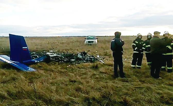 На фото: на месте авиакатастрофы двухместного легкомоторного самолета "Аэропракт А-22" ("Летучая лисица") на территории аэроклуба "Аэроклассика" в районе деревни Ватулино в Рузском районе.