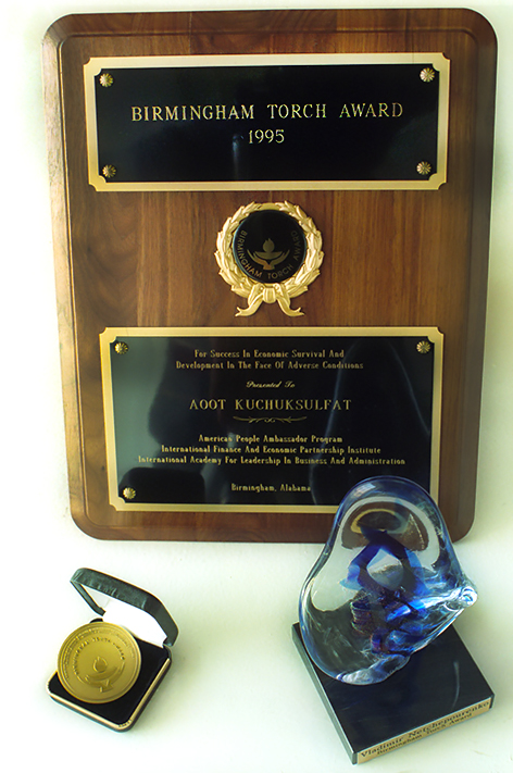 Запасов мирабилита, из которого производится сульфат натрия, хватит еще лет на двести. Экологическая чистота моющих средств обеспечивается естественным происхождением мирабилита - это соль огромного озера Кучукского. Качество продукции "Кучуксульфата" известно далеко за пределами России - оно отмечено международными наградами. На фото: высокая награда АО "Кучуксульфат - "Факел Бирмингема" за успехи в экономическом выживании и развитии в сложных условиях, 1996 год.