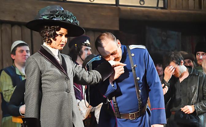 На фото: Ольга Бузова в роли певицы Беллы Шанталь и Иван Рыжиков в роли капитана жандармов Зейдлица в сцене из спектакля «Чудный грузин» режиссера Ренаты Сотириади в МХАТе им. Горького.