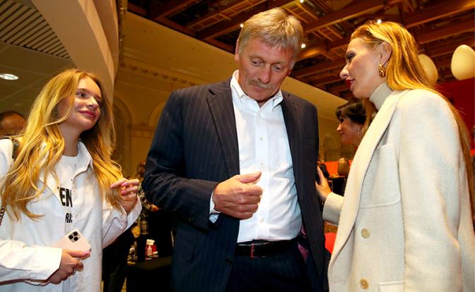 На фото: пресс-секретарь президента РФ Дмитрий Песков, его супруга фигуристка Татьяна Навка (справа) и дочь Елизавета (слева)