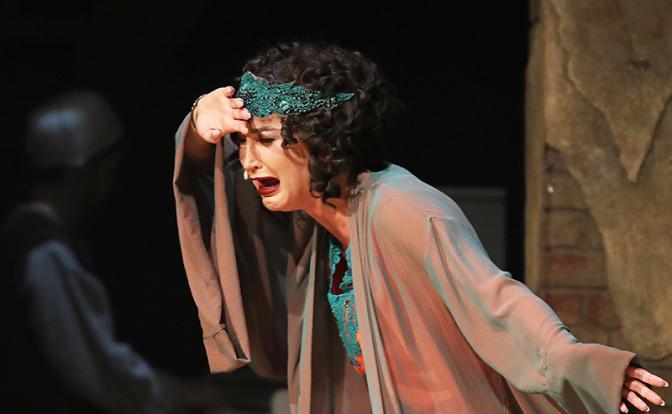 На фото: Ольга Бузова (Бэлла Шанталь, певица) в сцене из спектакля "Чудесный грузин"