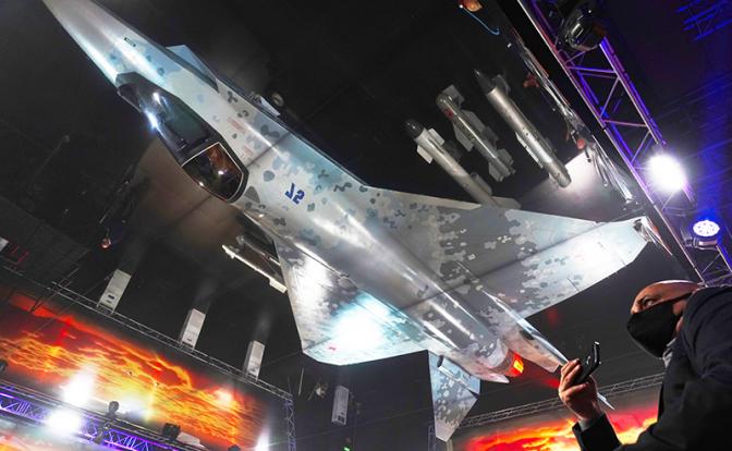 На фото: отражение макета истребителя-невидимки Су-75 Checkmate, конкурента американского F-35