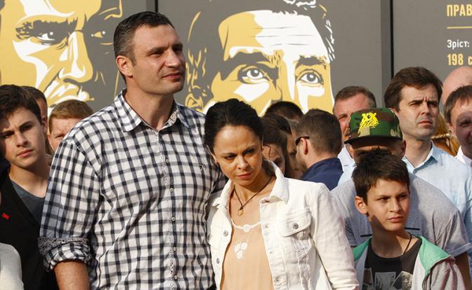 На фото: старший сын Виталия Кличко Егор-Дэниел, мэр Киева Виталий Кличко с супругой Натальей и младшим сыном Максимом (слева направо на первом плане), 2014 год.