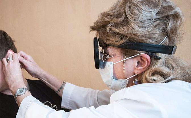 Врачи достали таракана из головы жителя Коломны