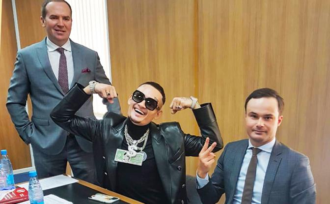 На фото: рэпер Моргенштерн (Алишер Валеев) - в центре, и его адвокаты Сергей Жорин и Александр Никитин (слева направо)