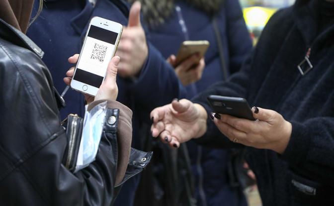 Песков рассказал, готов ли Путин подписать закон о QR-кодах