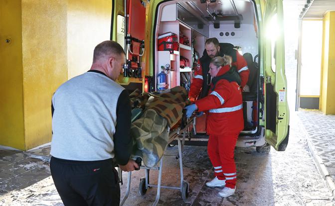На фото: доставка выжившего на шахте "Листвяжная" спасателя Александра Заковряшина в Центр охраны здоровья шахтеров.