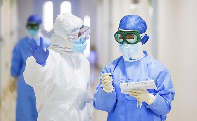 Названы симптомы омикрон-штамма