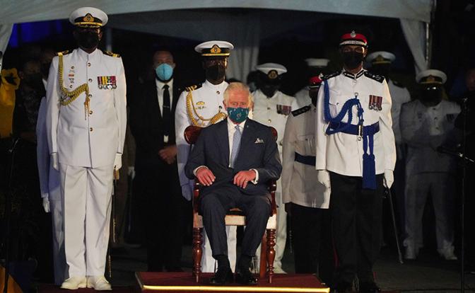 На фото: принц Уэльский Чарльз на церемонии инаугурации президента Барбадоса и провозглашения республики в Бриджтауне