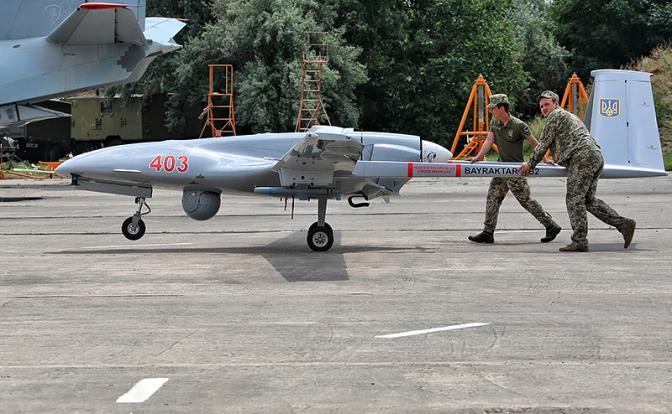 На фото: беспилотный аппарат Bayraktar TB2 на военных учениях в Николаевской области.
