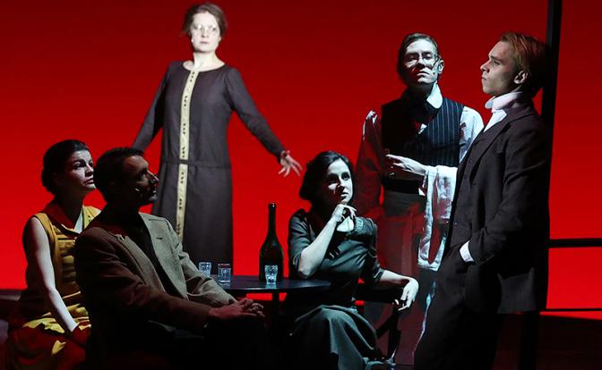 На фото: на генеральной репетиции спектакля "Женщины Есенина" режиссера Галины Полищук на сцене МХАТ им. Горького