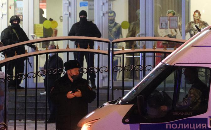 На фото: сотрудники полиции у здания МФЦ "Рязанский"