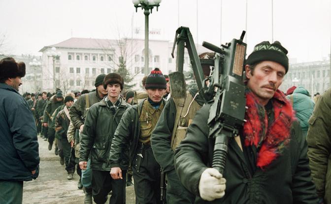 На фото: чеченские ополченцы направляются из Грозного в районы боев с федеральными силами, 1994 год