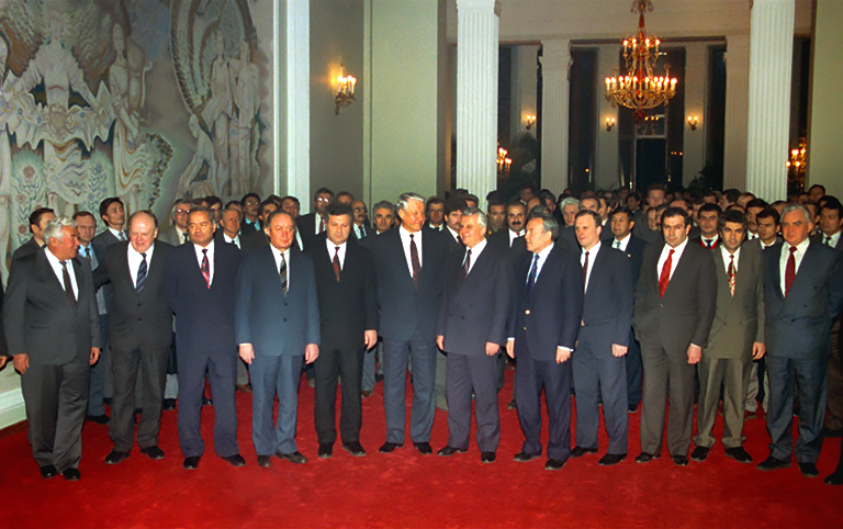 30 декабря 1991 года в Минске, избранном местом пребывания координационных органов СНГ, прошло совещание глав государств-членов Содружества (на снимке). В нем приняли участие Президент Азербайджанской Республики Аяз Муталибов, Президент Республики Армения Левон Тер-Петросян, председатель Верховного Совета Республики Беларусь Станислав Шушкевич, Президент Республики Казахстан Нурсултан Назарбаев, Президент Республики Кыргызстан Аскар Акаев, Президент Республики Молдова Мирча Снегур, Президент Российской Федерации Борис Ельцин, Президент Республики Таджикистан Рахмон Набиев, Президент Туркмении Сапармурат Ниязов, Президент Республики Узбекистан Ислам Каримов, Президент Украины Леонид Кравчук. 