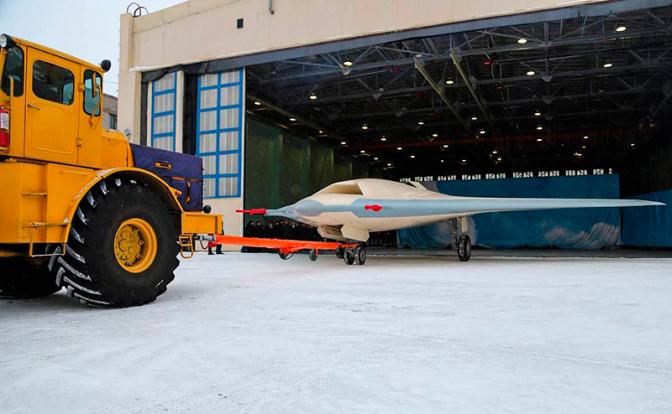 На фото: первый летный образец российского ударного беспилотника С-70 "Охотник" во время выкатки на Новосибирском авиационном заводе имени В. П. Чкалова