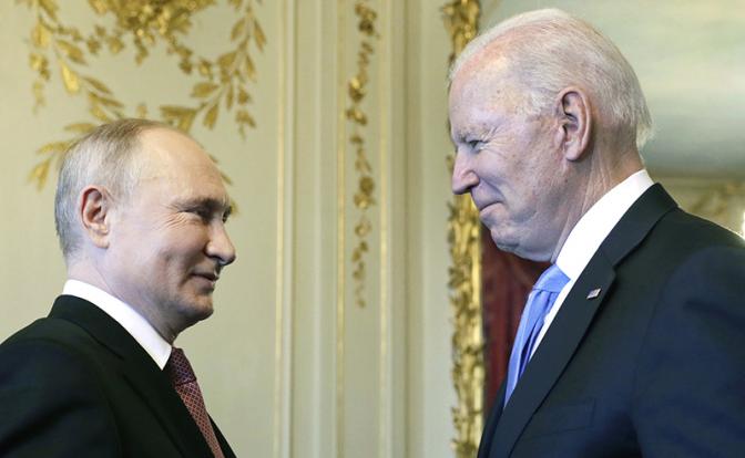 На фото: президент России Владимир Путин и президент США Джо Байден (слева направо)