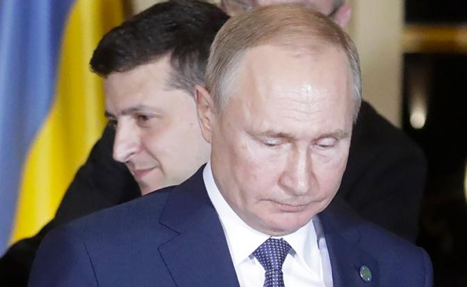 На фото: президент Украины Владимир Зеленский и президент России Владимир Путин (слева направо)