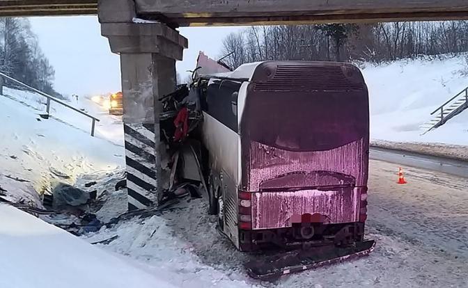 На фото: на месте ДТП на трассе "Каспий" около села Вослебово, где автобус "Неоплан" врезался в опору железнодорожного моста, Рязанская область