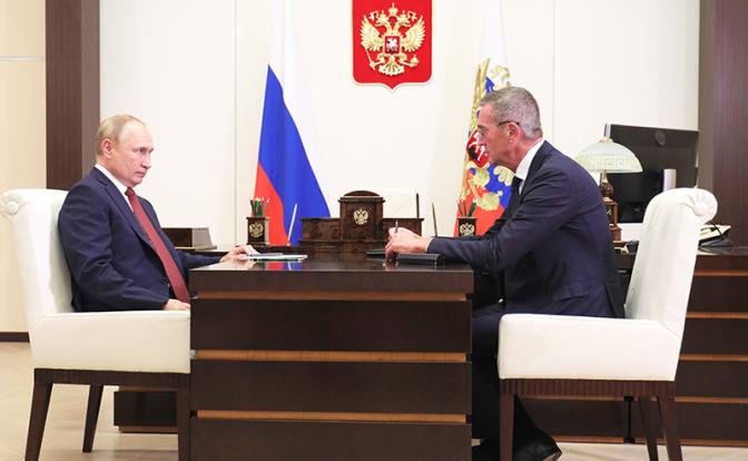 На фото: президент РФ Владимир Путин и генеральный директор корпорации "Тактическое ракетное вооружение" Борис Обносов (слева направо) во время встречи.