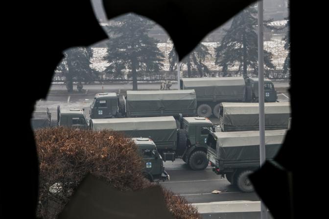 На фото: военнослужащие во время контртеррористической операции против участников массовых акций беспорядков. Акции протеста в Казахстане начались 2 января в городах Жанаозен и Актау, где жители митинговали против высоких цен на топливо.