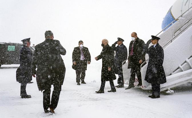 На фото (в центре): президент США Джо Байден