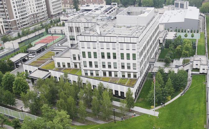 На фото: здание посольства США в Киеве