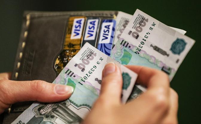 Экономист объяснил, почему россияне стали переходить с карт на наличные