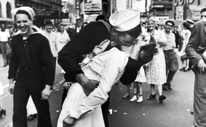На фото: солдат целует медсестру на Таймс Сквер в Нью-Йорке, 1945. Альфред Эйзенштадт