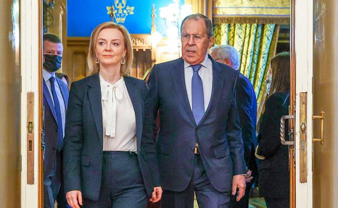 На фото: министр иностранных дел РФ Сергей Лавров и министр иностранных дел Великобритании Элизабет Трасс во время встречи в Доме приемов МИД РФ на Спиридоновке.