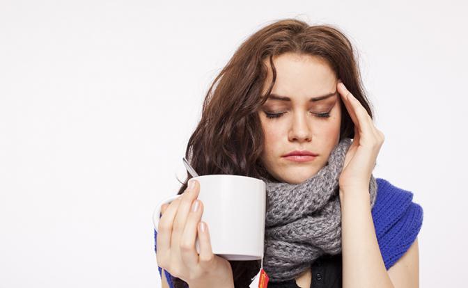 Невролог рассказал, почему при "омикроне" болит голова