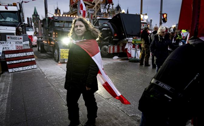 На фото: акция протеста дальнобойщиков "Конвой свободы" против коронавирусных ограничений в Канаде.