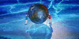 Торжественный парад спортсменов, передача флага, знамя ОКР у Александра Большунова: Олимпиада переезжает