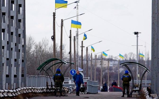 На фото: представители Совместного центра контроля и координации вопросов прекращения огня и стабилизации линии разграничения сторон (СЦКК) на территории временного пункта пропуска (ВПП) через линию соприкосновения "Станица Луганская".