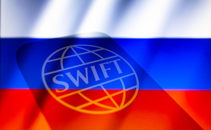Брюссель дрогнул: ЕС не рискнул полностью отключить РФ от SWIFT