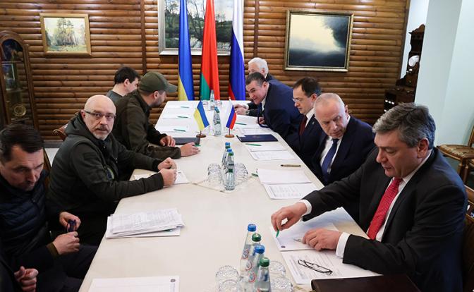 На фото: российско-украинские переговоры в Белоруссии