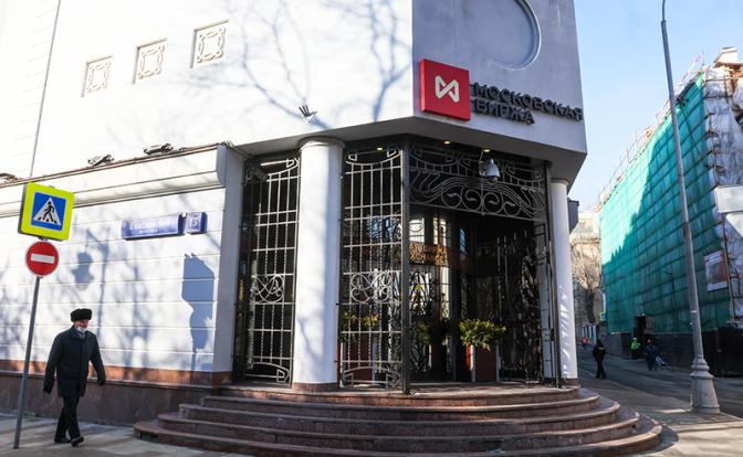 Центробанк принял решение изменить комиссию при покупке валюты