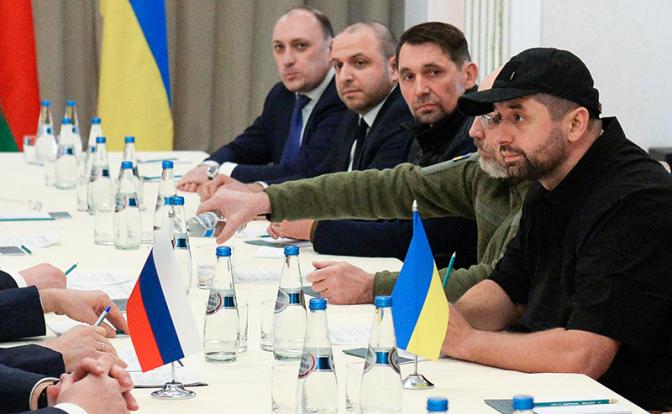 На фото: руководитель фракции "Слуга народа" в Верховной раде Украины Давид Арахамия, министр обороны Украины Алексей Резников, заместитель министра иностранных дел Украины Николай Точицкий, народный депутат Украины Рустем Умеров и бизнесмен Денис Киреев.