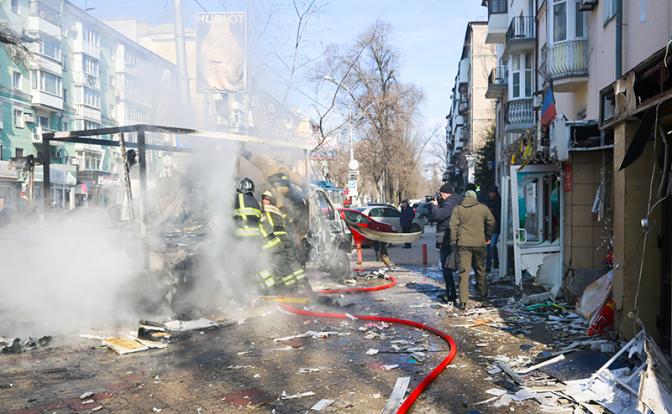 На фото: последствия падения обломков баллистической ракеты в Донецке.