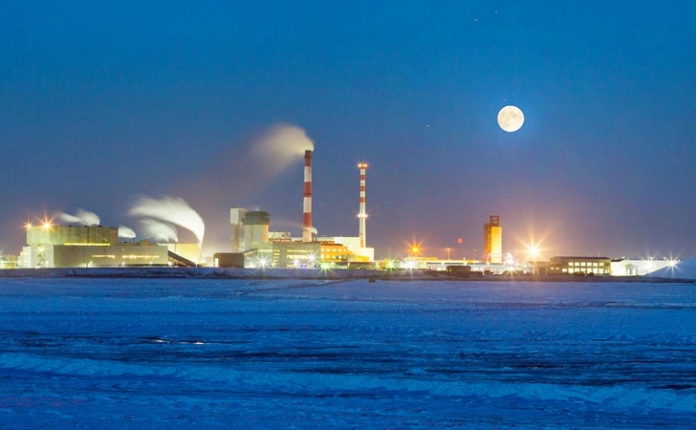 На фото: завод ночью