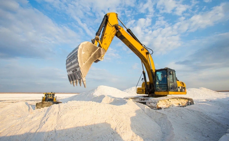 На фото: добыча мирабилита