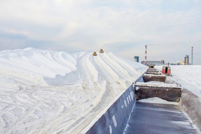 На фото: добыча мирабилита